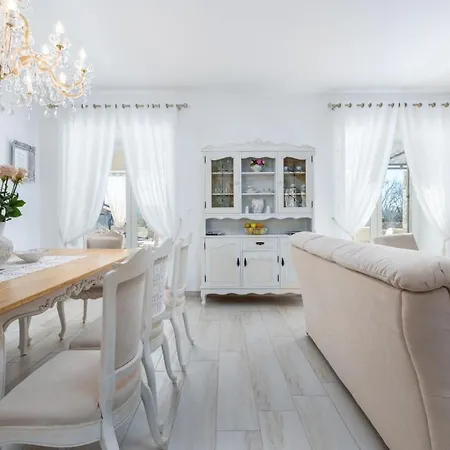 Villa Batelica In Sveti Bartul - Haus Fuer 8 -10 Personen
