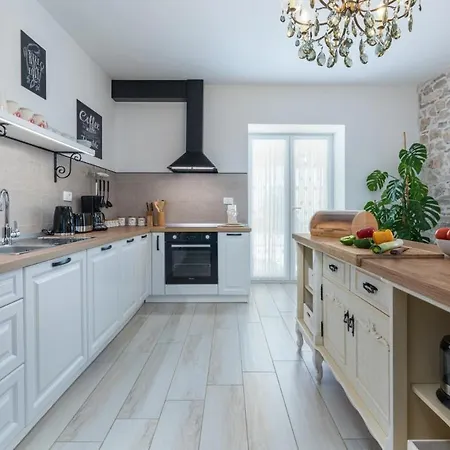 Villa Batelica In Sveti Bartul - Haus Fuer 8 -10 Personen Labin (Istria)