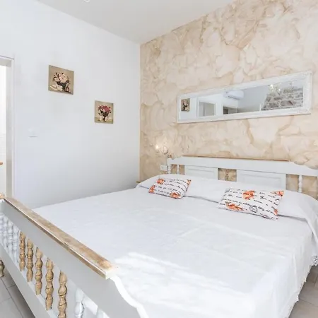Villa Batelica In Sveti Bartul - Haus Fuer 8 -10 Personen *