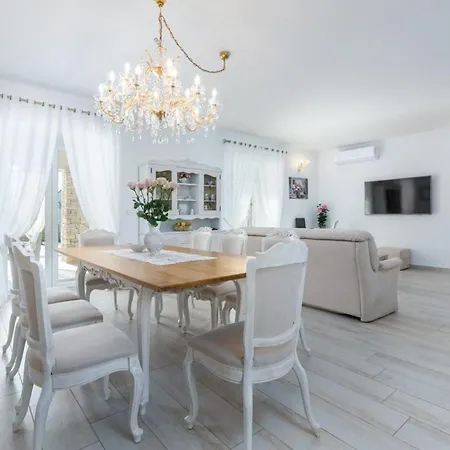 Villa Batelica In Sveti Bartul - Haus Fuer 8 -10 Personen