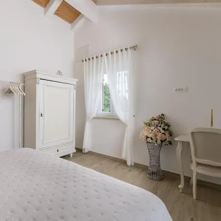 Villa Batelica In Sveti Bartul - Haus Fuer 8 -10 Personen *