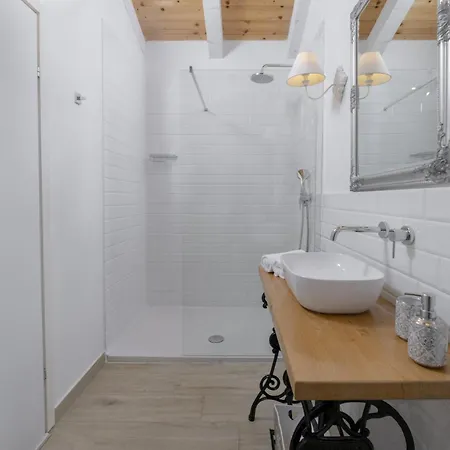 Villa Batelica In Sveti Bartul - Haus Fuer 8 -10 Personen