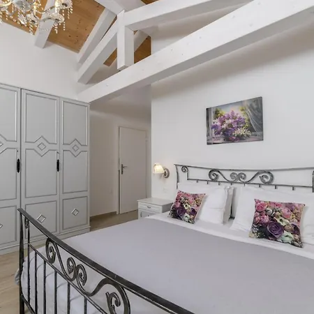 Villa Batelica In Sveti Bartul - Haus Fuer 8 -10 Personen *